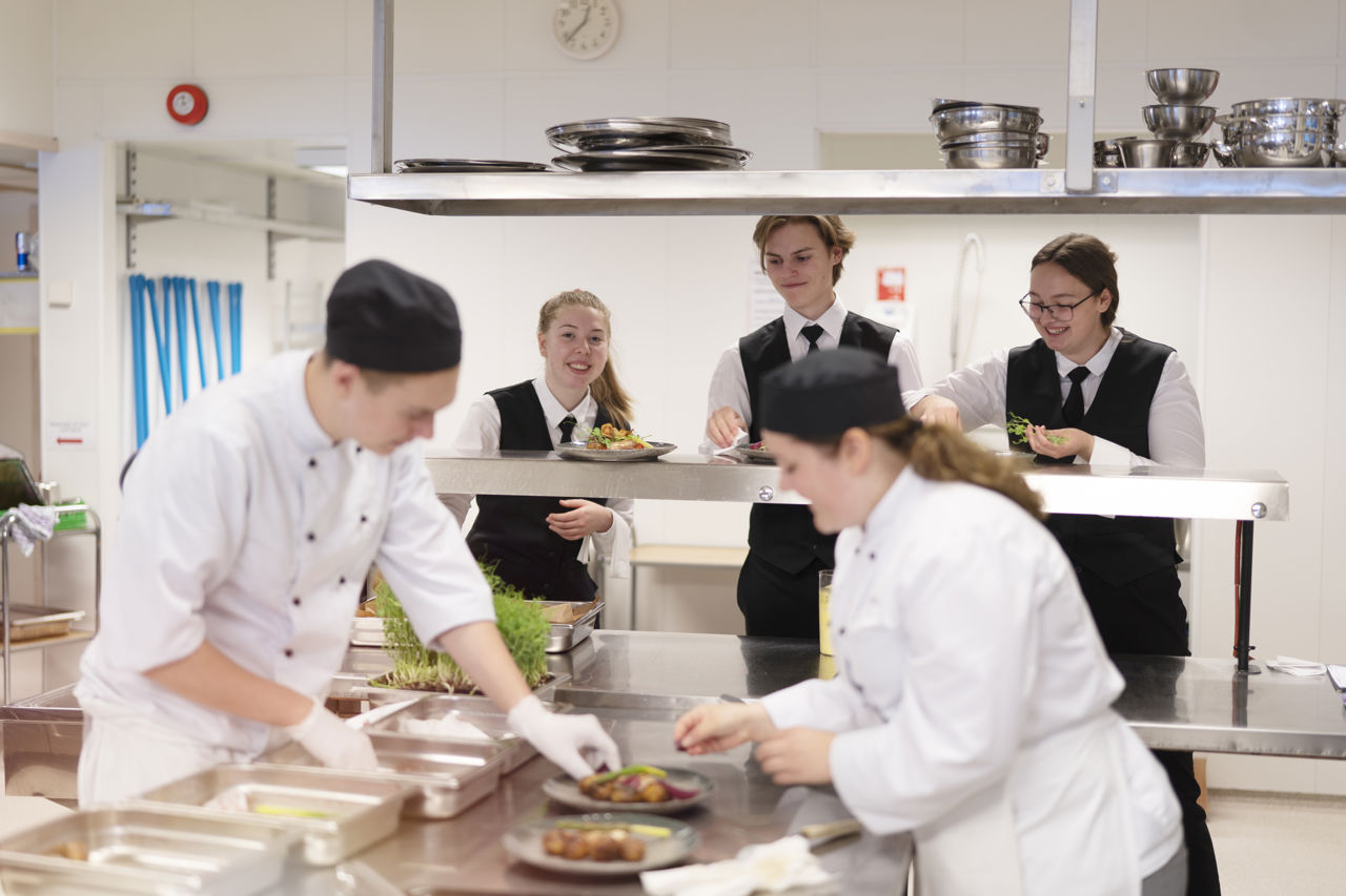 Elever jobber med matproduksjon og servering